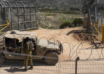 Soldados israelíes en la valla fronteriza con Siria, al norte de Israel, el 14 de marzo de 2025. (Ayal Margolin/Flash90)