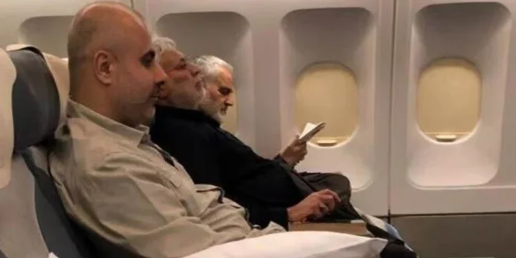 El agente de Hezbolá asesinado, Hassan Bdair (izq.), aparece sentado junto al líder de la milicia iraquí Abu Mahdi al-Muhandis (centro) y al comandante de la Fuerza Quds del CGRI iraní, Qassem Soleimani (der.), en una foto sin fecha. Tanto al-Muhandis como Soleimani murieron en un ataque aéreo estadounidense en 2020 (X/usado de conformidad con la Cláusula 27a de la Ley de Derechos de Autor).