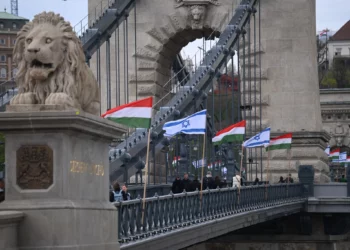 Banderas de Israel y Hungría ondean en el puente más antiguo de Hungría, el Puente de las Cadenas Széchenyi, en Budapest, el 2 de abril de 2025. (Foto: Attila KISBENEDEK / AFP)
