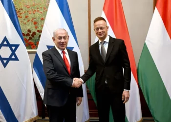 El primer ministro Benjamin Netanyahu se reúne con el ministro de Asuntos Exteriores húngaro, Peter Szijjártó, en Budapest, Hungría, el 6 de abril de 2025. (Avi Ohayon/GPO)