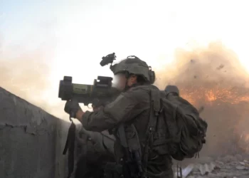 Tropas de las FDI operan en la Franja de Gaza en una imagen autorizada para su publicación el 9 de abril de 2025. (Fuerzas de Defensa de Israel)