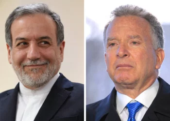 El ministro de Asuntos Exteriores iraní, Abbas Araghchi (izquierda), y el enviado especial estadounidense, Steve Witkoff. (Karen Minasyan/AFP; Chip Somodevilla/Getty Images vía AFP)
