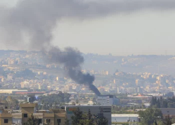 Humo se eleva desde el lugar de un ataque israelí en Ghazieh, cerca de Sidón, el 18 de abril de 2025. (Mahmoud Zayyat / AFP)