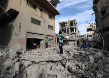 Niños palestinos caminan entre los escombros de un edificio destruido en un ataque israelí en el campo de refugiados de Bureij, en el centro de la Franja de Gaza, el 27 de abril de 2025. (Eyad BABA / AFP)