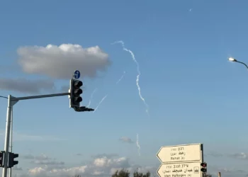 Se observan estelas de interceptores en el cielo sobre el sur de Israel mientras un misil hutí es disparado contra Israel, el 13 de abril de 2025. (Redes sociales / utilizado de acuerdo con la Cláusula 27a de la Ley de Derechos de Autor)