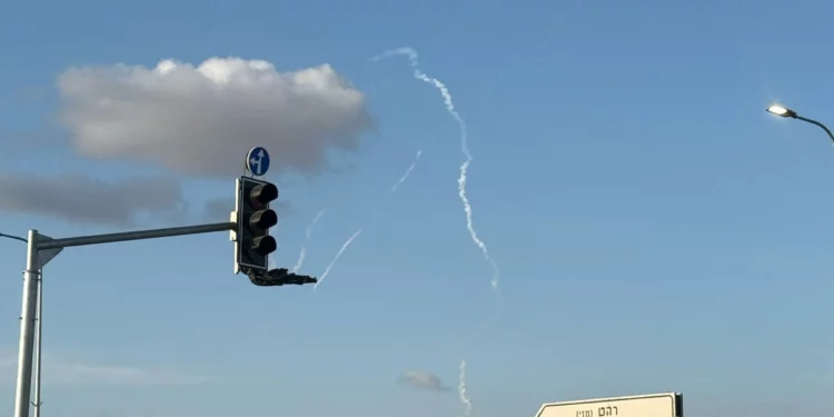Se observan estelas de interceptores en el cielo sobre el sur de Israel mientras un misil hutí es disparado contra Israel, el 13 de abril de 2025. (Redes sociales / utilizado de acuerdo con la Cláusula 27a de la Ley de Derechos de Autor)