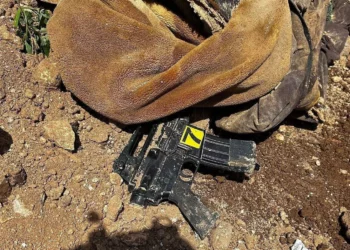 Un arma hallada en los cuerpos de terroristas asesinados por tropas de las FDI cerca de Jenín, Judea y Samaria, el 16 de abril de 2025. (Fuerzas de Defensa de Israel)
