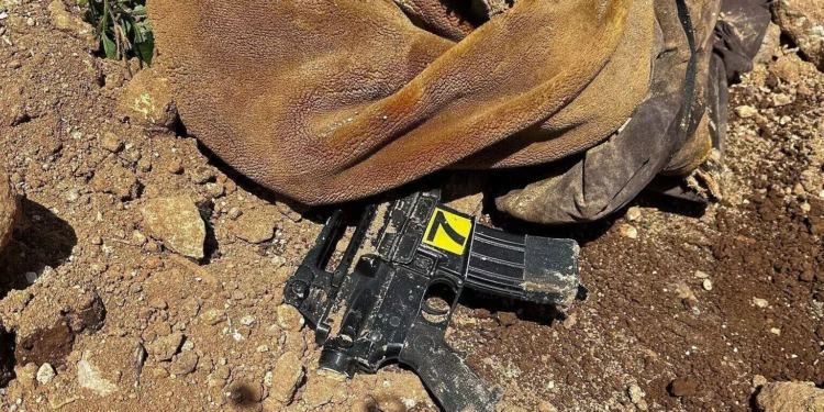 Un arma hallada en los cuerpos de terroristas asesinados por tropas de las FDI cerca de Jenín, Judea y Samaria, el 16 de abril de 2025. (Fuerzas de Defensa de Israel)