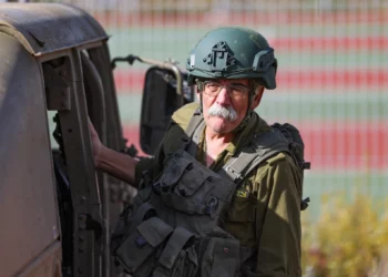 El investigador israelí Zeev Erlich fue visto con uniforme de las Fuerzas de Defensa de Israel antes de entrar en el sur del Líbano el 20 de noviembre de 2024, horas antes de morir en un tiroteo con operativos de Hezbolá. (Chaim Goldberg/Flash90)
