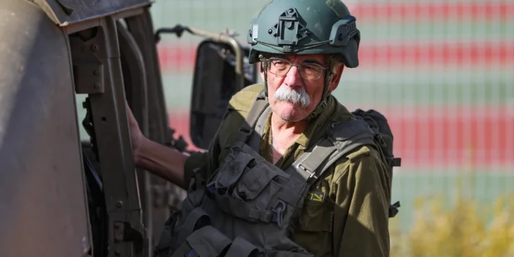 El investigador israelí Zeev Erlich fue visto con uniforme de las Fuerzas de Defensa de Israel antes de entrar en el sur del Líbano el 20 de noviembre de 2024, horas antes de morir en un tiroteo con operativos de Hezbolá. (Chaim Goldberg/Flash90)