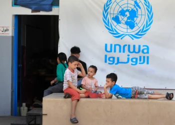 Niños palestinos que huyeron con sus padres de sus hogares en el campo de refugiados palestino de Ein el-Hilweh se reúnen en el patio trasero de una escuela de la UNRWA en Sidón, Líbano, el 12 de septiembre de 2023. (Foto AP/Mohammed Zaatari)