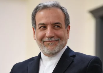 El ministro de Asuntos Exteriores de Irán, Abbas Araghchi, asiste a una reunión con su homólogo armenio en Ereván el 25 de marzo de 2025. (KAREN MINASYAN / AFP)