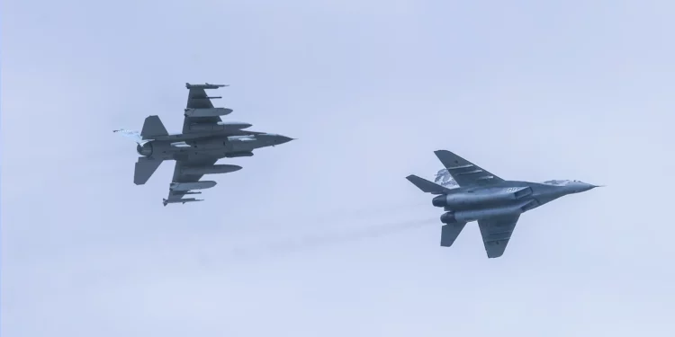 El F-16 reacciona al instante y el MiG-29 resiste hasta el final