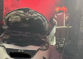 Un coche incendiado en el lugar de un incendio en Ashdod, el 7 de abril de 2025. (Servicios de Bomberos y Rescate)