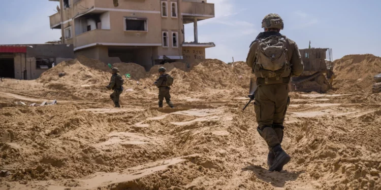 Tropas de las Fuerzas de Defensa de Israel (FDI) operan en el barrio Tel Sultan de Rafah, en el sur de la Franja de Gaza, el 2 de abril de 2025. (Fuerzas de Defensa de Israel)
