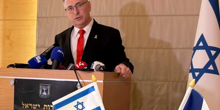 El ministro de Asuntos Exteriores, Gideon Sa'ar, habla en la embajada de Israel tras su reunión con el ministro de Asuntos Exteriores francés, Jean-Noël Barrot, el 3 de abril de 2025 en París. (AP/Nicolas Garriga)