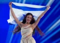 Eden Golan, de Israel, ingresa al estadio durante el desfile de banderas antes de la Gran Final del Festival de la Canción de Eurovisión en Malmö, Suecia, el 11 de mayo de 2024. (AP/Martin Meissner)