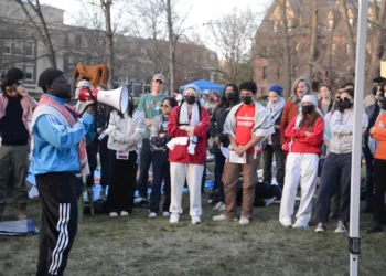 El estudiante de posgrado Momodou Taal habla en un campamento en el campus de la Universidad de Cornell en Nueva York, tras ser suspendido por comportamiento disruptivo durante las protestas contra Israel, el 27 de abril de 2024. (Captura de pantalla de YouTube / Cornell Daily Sun)