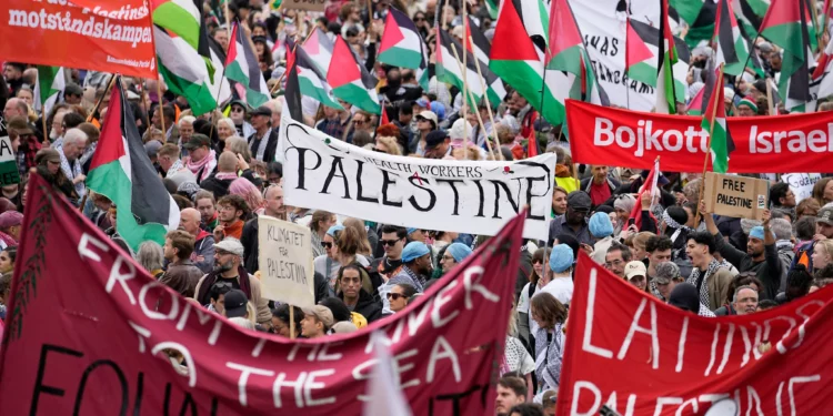 Personas portan pancartas y banderas palestinas durante una manifestación contra la participación israelí en Eurovisión, antes de la segunda semifinal del Festival de la Canción de Eurovisión en Malmö, Suecia, el jueves 9 de mayo de 2024. (Foto AP/Martin Meissner)