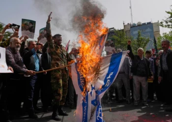 Manifestantes iraníes queman representaciones de la bandera israelí durante una manifestación en la Plaza Palestina de Teherán, Irán, el 9 de abril de 2025. (Foto AP/Vahid Salemi)