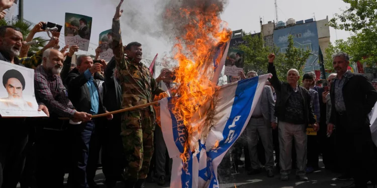 Manifestantes iraníes queman representaciones de la bandera israelí durante una manifestación en la Plaza Palestina de Teherán, Irán, el 9 de abril de 2025. (Foto AP/Vahid Salemi)