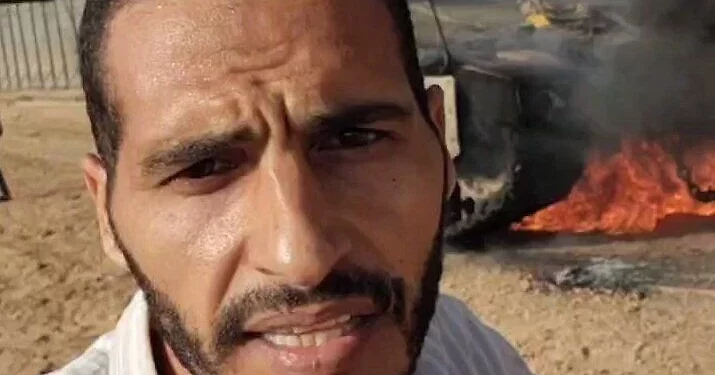 El periodista y presunto agente de Hamás, Hassan Eslaiah, aparece frente a un tanque de las FDI en llamas durante el ataque del 7 de octubre de 2023. (Captura de pantalla: X; utilizada de conformidad con la Cláusula 27a de la Ley de Derechos de Autor)