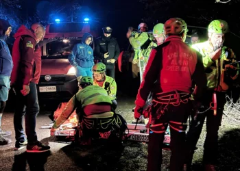Rescatistas en el lugar donde un teleférico que transportaba turistas al sur de Nápoles se estrelló tras romperse el cable, causando la muerte de al menos cuatro personas y heridas a una en Castellamare di Stabia, cerca de Nápoles, Italia, el 17 de abril de 2025. (Alessandro Garofalo/LaPresse vía AP)