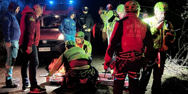 Rescatistas en el lugar donde un teleférico que transportaba turistas al sur de Nápoles se estrelló tras romperse el cable, causando la muerte de al menos cuatro personas y heridas a una en Castellamare di Stabia, cerca de Nápoles, Italia, el 17 de abril de 2025. (Alessandro Garofalo/LaPresse vía AP)