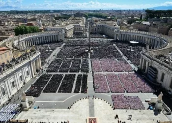 Una fotografía tomada desde la Basílica de San Pedro muestra una vista general del ataúd del difunto Papa Francisco durante la ceremonia fúnebre en la Plaza de San Pedro, en el Vaticano, el 26 de abril de 2025. (Alberto PIZZOLI / AFP)