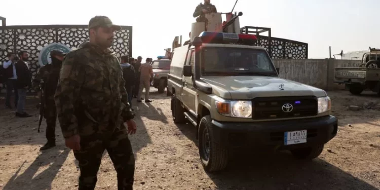 Miembros de un grupo armado chiíta iraquí se sientan en un vehículo después de un ataque con drones contra la sede de una milicia respaldada por Irán en Bagdad, Irak, el 4 de enero de 2024. (Crédito de la foto: Reuters/AHMED SAAD)