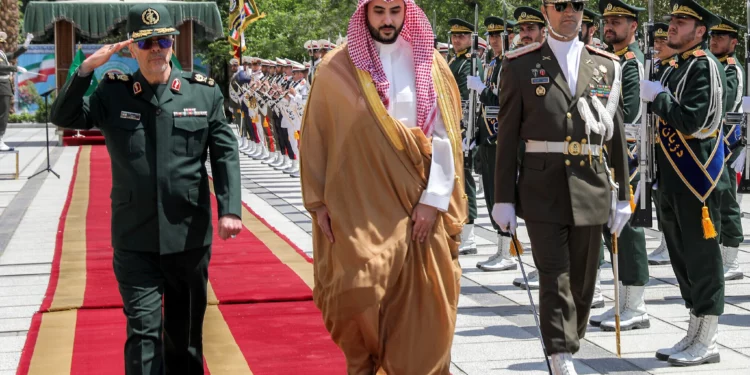 El Jefe del Estado Mayor de las Fuerzas Armadas de Irán, el general Mohammed Bagheri (izq.), recibe al ministro de Defensa de Arabia Saudita, el príncipe Khalid bin Salman (centro), en Teherán el 17 de abril de 2025. (Oficina del Ejército Iraní / AFP)