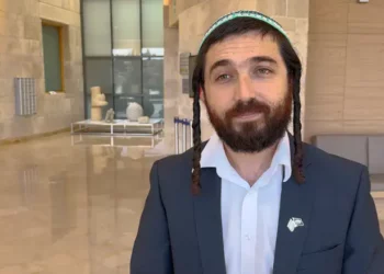 Reformula por completo, sin verbosidad y sin gerundios, el texto en español de manera que cada sección o párrafo comience de manera diferente al original, y sin reducir el texto, siguiendo estas indicaciones:
1.	Título en voz activa:
o	Elabora un título de noticia conciso, corto y coherente.
o	No te compliques tratando de abarcar todo el contenido en el título: Solo enfócate en el hecho noticioso.
o	No capitalices cada palabra del título. Usa mayúsculas solo donde es ortográficamente correcto.
o	El título debe tener entre 65 y 70 caracteres: Exprésalo de la manera más breve posible sin alterar el sentido principal.
2.	Cuerpo de la noticia:
Reformula el siguiente texto siguiendo estas instrucciones de manera estricta:
1.	Evita paráfrasis y perífrasis: No repitas las mismas estructuras ni rodeos innecesarios. Cada idea debe expresarse de manera directa y clara.
2.	Elimina gerundios por completo: Revisa minuciosamente el texto final para asegurarte de que no se ha incluido ningún gerundio.
3.	Diversifica el inicio de cada unidad semántica: Asegúrate de que cada frase o idea comience de una manera distinta a la del texto original.
4.	Mantén la crudeza de las expresiones: No mitigues, suavices ni reemplaces términos como "muerte", "terrorista", "asesinato" o cualquier otra expresión que denote gravedad o violencia. Estas palabras deben conservarse en su forma original y no deben ser sustituidas por eufemismos o expresiones que desvirtúen la naturaleza del hecho.
5.	Extensión: No reduzcas la extensión del texto. Conserva una extensión equivalente a la que recibes, sin recortar ni reducir.
6.	Revisión final: Antes de entregar el resultado, verifica que no se haya incumplido ninguna de las reglas anteriores, especialmente la ausencia de gerundios y la conservación de las expresiones clave.
ACTUALIZACIÓN IMPORTANTE: Donald Trump es el actual presidente de los Estados Unidos.
7. No uses etiquetas como "Título", "cuerpo de la noticia", ni ninguna otra. Solo pon el título y escribe el cuerpo, sin señalizaciones. Sé reconocer dónde están esos elementos, y solo me distraen si los añades. No los añadas.  TEXTO:
La organización terrorista Hamás emitió un comunicado el jueves condenando la visita del diputado Tzvi Succot (sionista religioso) al Monte del Templo, donde se postró y oró.  "El asalto a la mezquita de Al-Aqsa por parte de colonos, con la participación del terrorista extremista 'Tzvi Succot', bajo una fuerte protección del ejército y la policía de ocupación, constituye una continuación de los frenéticos intentos de la ocupación de judaizar y apoderarse de los lugares sagrados islámicos", se lee en el comunicado.  Hamás añadió: "Aseguramos a Ben-Gvir y a otros líderes de la ocupación extremista que todas las medidas de la ocupación contra nuestra tierra y nuestros lugares sagrados desaparecerán con su inevitable desaparición y que no lograrán cambiar la identidad árabe-islámica de Jerusalén y la Mezquita de Al-Aqsa.  Llamamos a los hijos de nuestra nación árabe e islámica a alzarse en apoyo de su pueblo, que se mantiene firme en Palestina, defendiendo la Qiblah (dirección de oración) de los musulmanes y los lugares y lugares sagrados de la nación. Exigimos que la Liga Árabe y la Organización para la Cooperación Islámica actúen con urgencia para proteger Jerusalén y la Mezquita de Al-Aqsa.  Sucot respondió: «Los días del miedo han terminado. Durante años, no se rezaba en el Monte del Templo por temor al enemigo, y no hay razón para que el miedo continúe. No nos dejaremos disuadir por las organizaciones terroristas y continuaremos con la posesión y soberanía judía sobre todas las áreas de nuestro territorio hasta que el enemigo sea destruido».