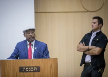 Avraham Neguise habla durante un evento conmemorativo de Yom HaAliyah en Kneeset, el parlamento israelí en Jerusalén, el 24 de octubre de 2017. (Yonatan Sindel/Flash90)