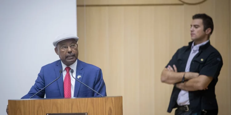 Avraham Neguise habla durante un evento conmemorativo de Yom HaAliyah en Kneeset, el parlamento israelí en Jerusalén, el 24 de octubre de 2017. (Yonatan Sindel/Flash90)