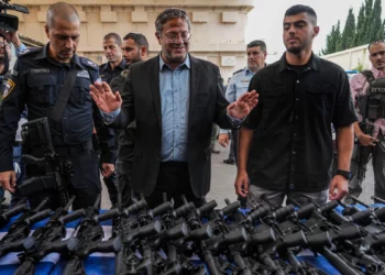 El ministro de Seguridad Nacional de Israel, Itamar Ben-Gvir, asiste a un evento para entregar armas a miembros de un grupo local de voluntarios de seguridad en Ascalón, Israel, el viernes 27 de octubre de 2023. (Foto AP/Tsafrir Abayov)