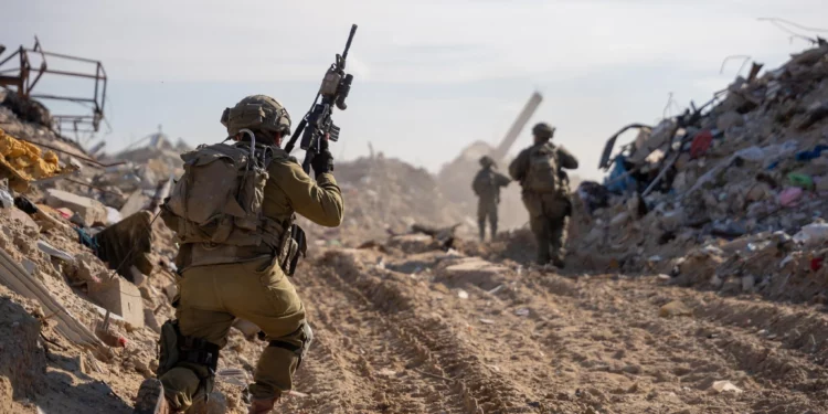 Tropas de las Fuerzas de Defensa de Israel (FDI) operan en la Franja de Gaza, en una foto publicada el 18 de abril de 2025. (Fuerzas de Defensa de Israel)