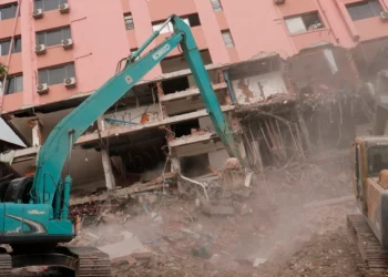 Se utiliza maquinaria pesada de construcción para limpiar los escombros del derrumbe de un edificio en Mandalay, Myanmar, el 5 de abril de 2025, tras el terremoto del 28 de marzo. (Zaw Htun / AFP)