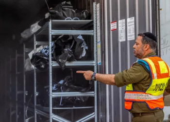 Bolsas con cadáveres de las víctimas del ataque de Hamás del 7 de octubre de 2023 se apilan en un contenedor en la base militar de Shura, cerca de Ramle, el 24 de octubre de 2023. (Yossi Aloni/Flash90)