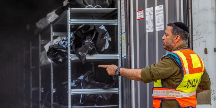 Bolsas con cadáveres de las víctimas del ataque de Hamás del 7 de octubre de 2023 se apilan en un contenedor en la base militar de Shura, cerca de Ramle, el 24 de octubre de 2023. (Yossi Aloni/Flash90)