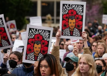 Personas sostienen carteles en apoyo al activista antiisraelí detenido Mahmoud Khalil mientras protestan contra la administración Trump en el campus de la Universidad de California, Berkeley, el 19 de marzo de 2025, en Berkeley, California. (Foto AP/Godofredo A. Vásquez)