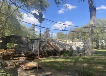 Una hilera de casas quemadas por terroristas de Hamás en el kibutz Nir Oz el 30 de septiembre de 2024 (Jessica Steinberg/Times of Israel)