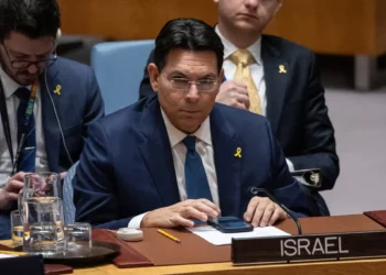 El embajador de Israel ante las Naciones Unidas, Danny Danon, habla durante una reunión del Consejo de Seguridad de la ONU sobre el Organismo de Obras Públicas y Socorro de las Naciones Unidas para los Refugiados de Palestina en el Cercano Oriente (OOPS) en la sede de la ONU en Nueva York el 28 de enero de 2025. (Foto de Yuki IWAMURA / AFP)