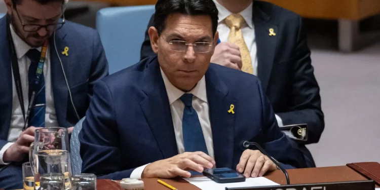 El embajador de Israel ante las Naciones Unidas, Danny Danon, habla durante una reunión del Consejo de Seguridad de la ONU sobre el Organismo de Obras Públicas y Socorro de las Naciones Unidas para los Refugiados de Palestina en el Cercano Oriente (OOPS) en la sede de la ONU en Nueva York el 28 de enero de 2025. (Foto de Yuki IWAMURA / AFP)