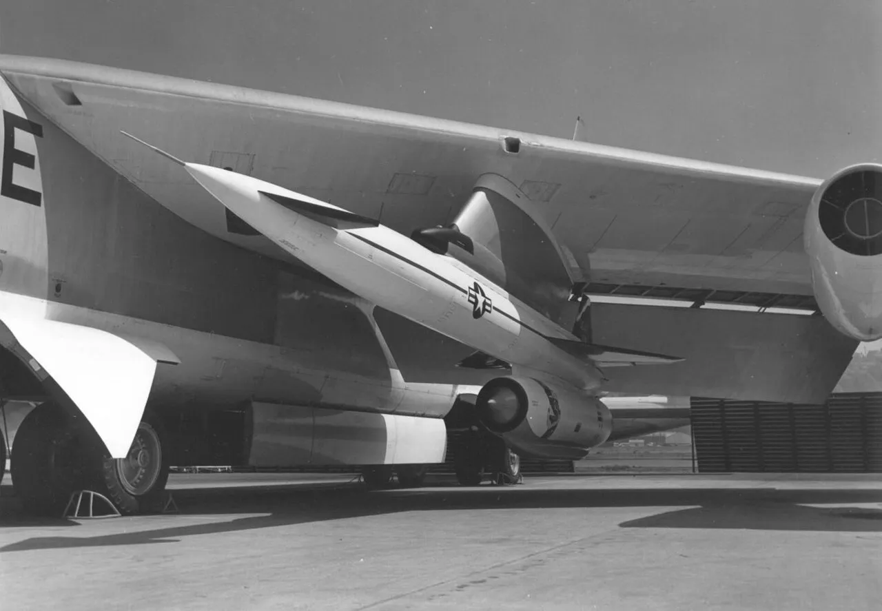 Un misil AGM-28 Hound Dog bajo el ala de un B-52. El gran tamaño del Hound Dog limitó al poderoso B-52 a una carga de solo 2 misiles, lo que limitó severamente la capacidad de SAC para neutralizar los sistemas de defensa aérea soviéticos. (Crédito de la imagen: Wikimedia Commons)