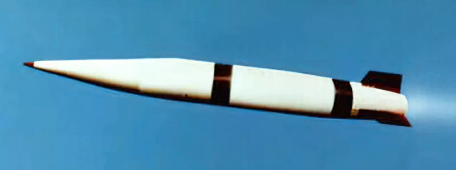 Un misil de ataque de corto alcance AGM-69 en vuelo. (Crédito de la imagen: Fuerza Aérea de los Estados Unidos)