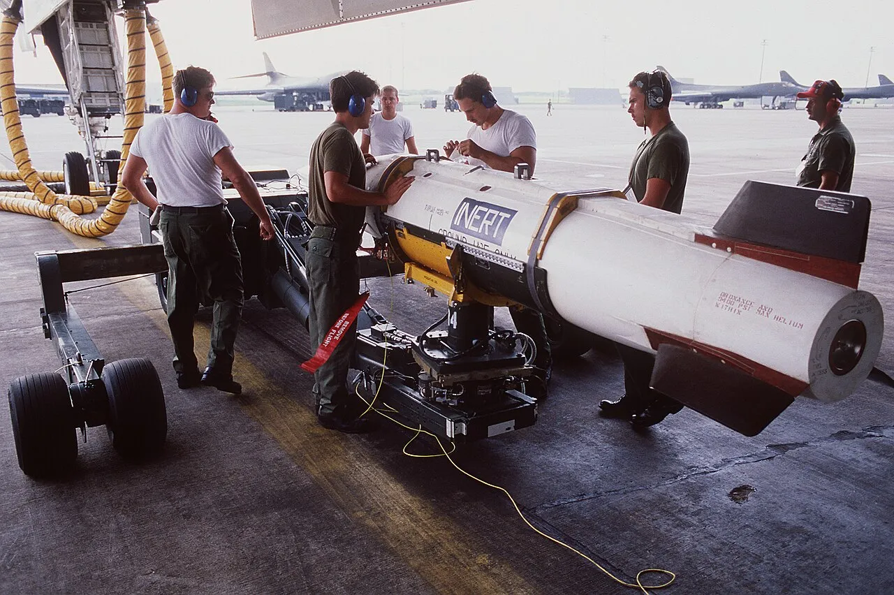 Un AGM-69A SRAM inerte es inspeccionado por miembros del 96º Escuadrón de Mantenimiento de Municiones bajo la bahía de bombas de un bombardero B-1B en la Base Aérea de Dyess, Texas. (Crédito de la imagen: Wikimedia Commons)
