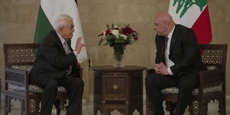 Mahmoud Abbas de la Autoridad Palestina visita el Líbano