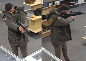Un hombre de Michigan que acosó a judíos cerca de una sinagoga se declara culpable de un delito con arma de fuego