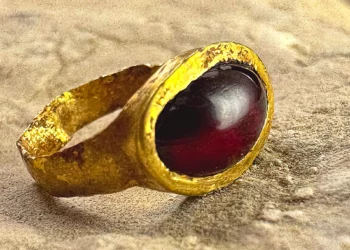 Hallan anillo de oro helenístico con gema roja en Jerusalén