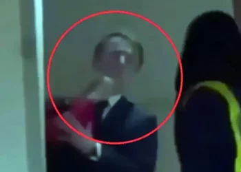 Macron minimiza gesto de su esposa al llegar a Vietnam